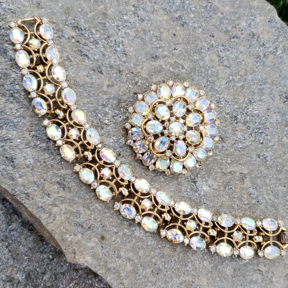 Vintage Crown Trifari Aurora Borealis Faceted Rhinestone Gold Rhodium Bracelet - Picture 14 of 16